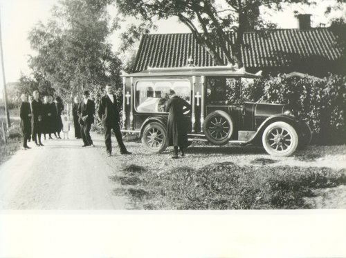 Gerda Ode transporteras till kyrkan 1927